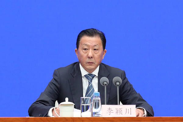 官方：欧冠对波尔图被认定高风险 巴萨宣布9条安保措施巴塞罗那通过俱乐部官方网站，发布了下周对波尔图的欧冠小组赛的安保协议，包括呼吁客队球迷不要进入指定的客队球迷区以外区域，以及无票球迷请勿前来等。